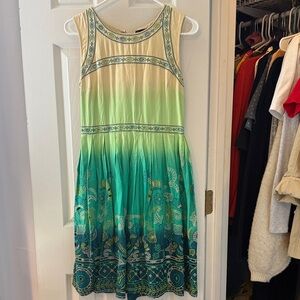 Chic Sleeveless Green and Cream Midi Dress
